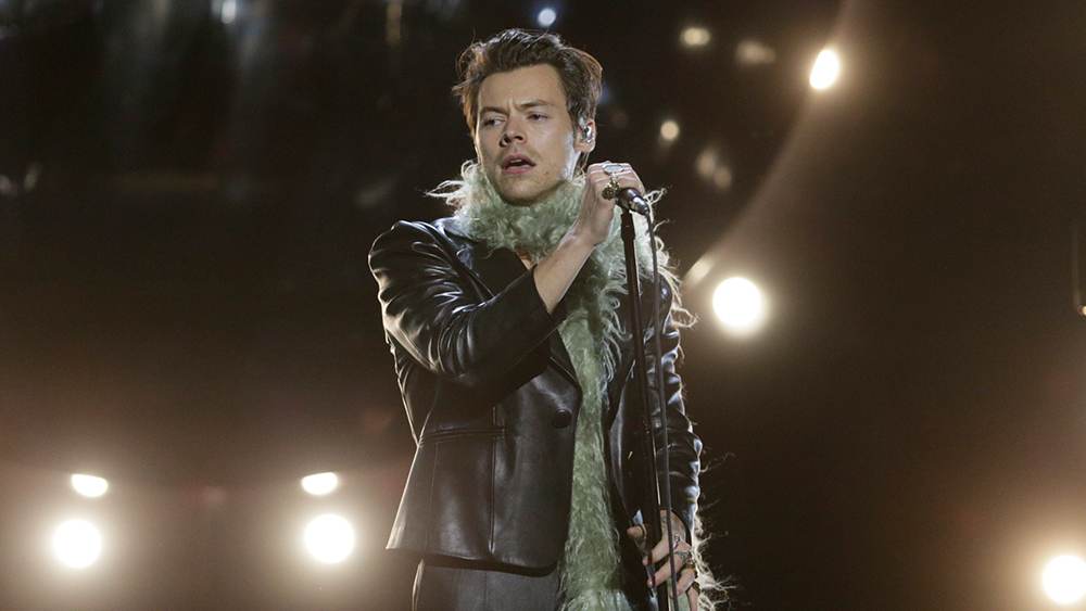 harry styles wearing gucci at grammy's harry styles performance