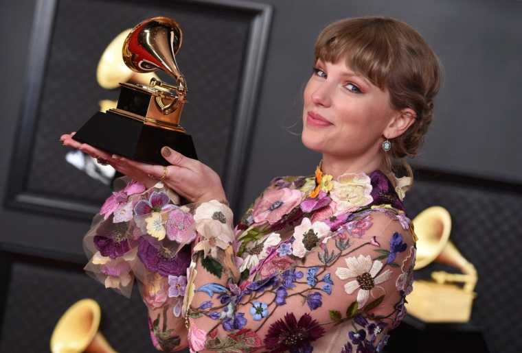Taylor swift wins grammy's, taylor swift wins album of the year award
